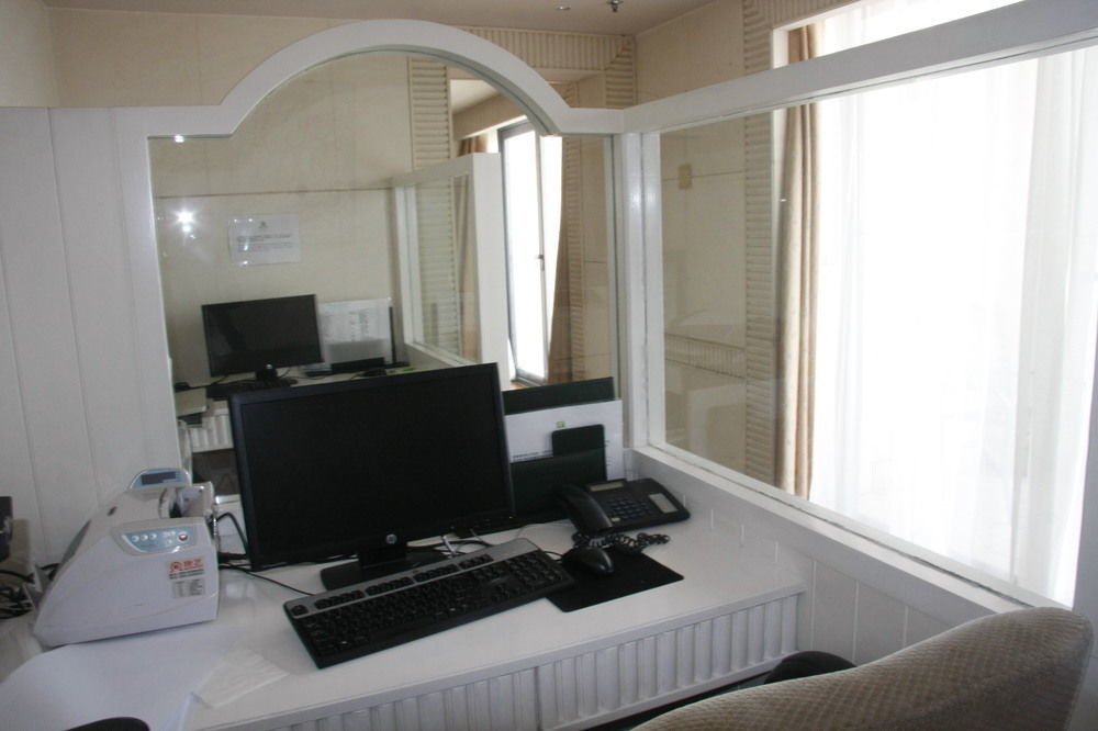 Holiday Inn Sea View Qinhuangdao Exterior photo